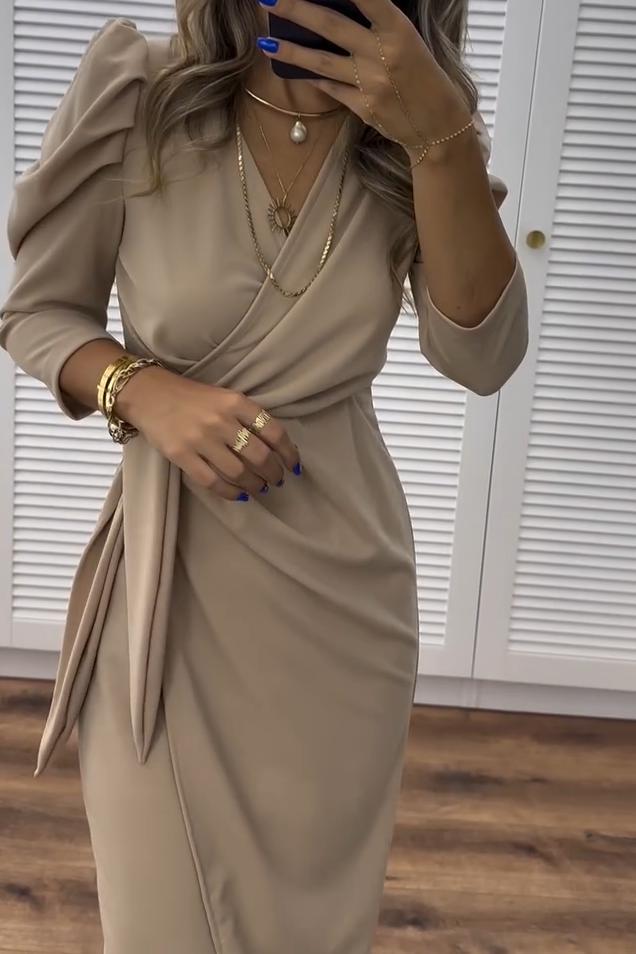 Elegáns női ruha testhezálló szabással, V-nyakkivágással