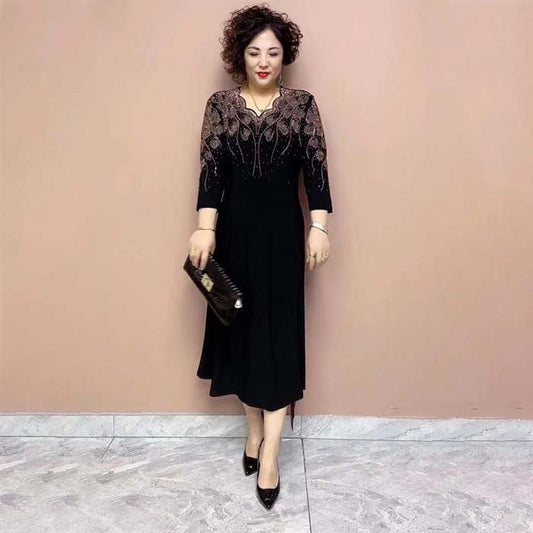 Nemes, elegáns női ruha brokát nyakkivágással