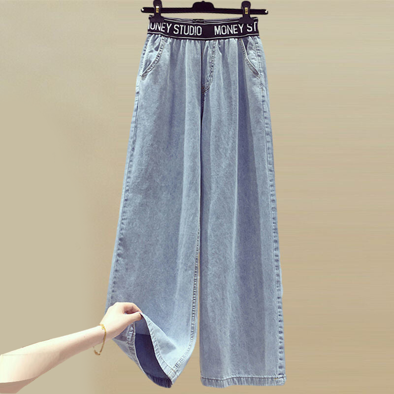 Kétrészes női öltöny, amely ingből és farmerből áll