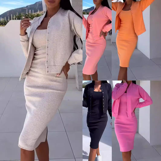 Egy dögös kétrészes szett harisnyaszoknyával és kabáttal