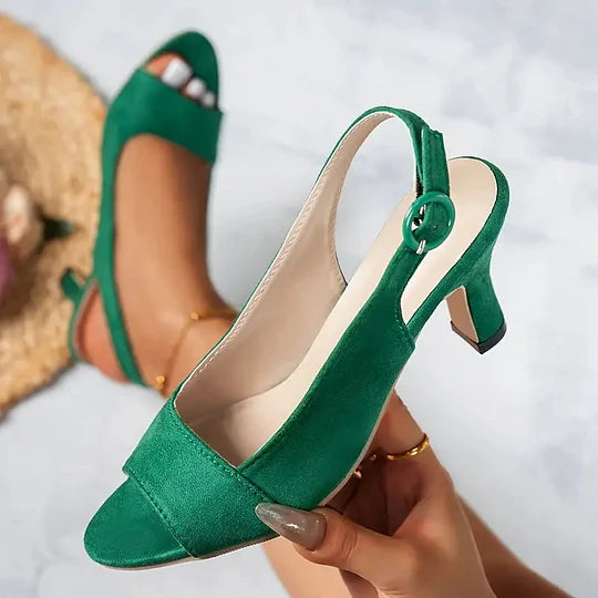 Elegáns, magas sarkú női cipők bokapánttal