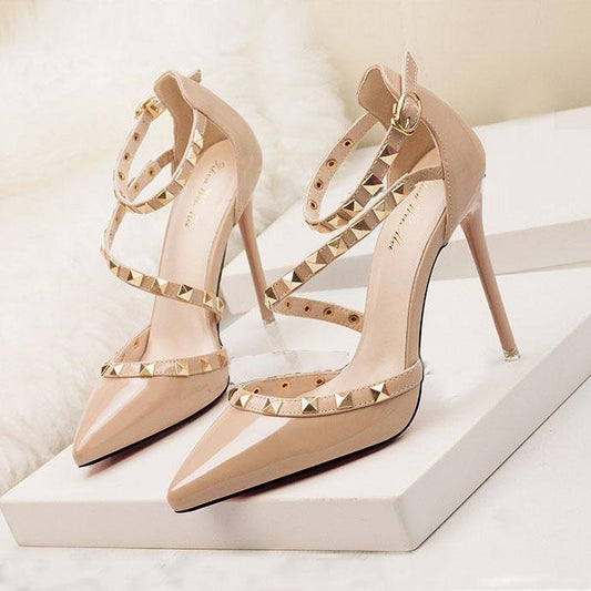 Női hegyes orrú szandál tűsarkúval és szegecses menyasszonyi cipővel bulikra💞