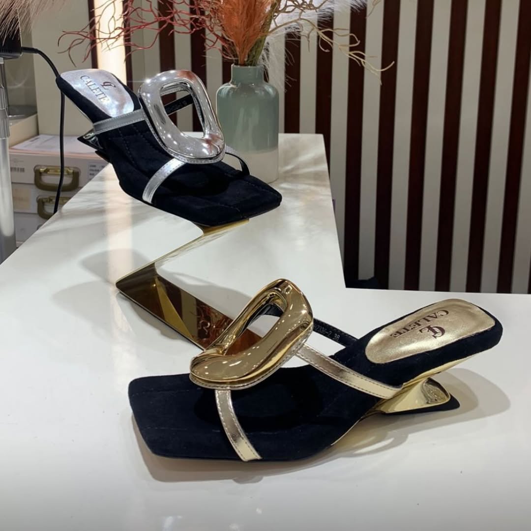 Női nyári, modern szandálok alacsony sarkú, karika stílusú