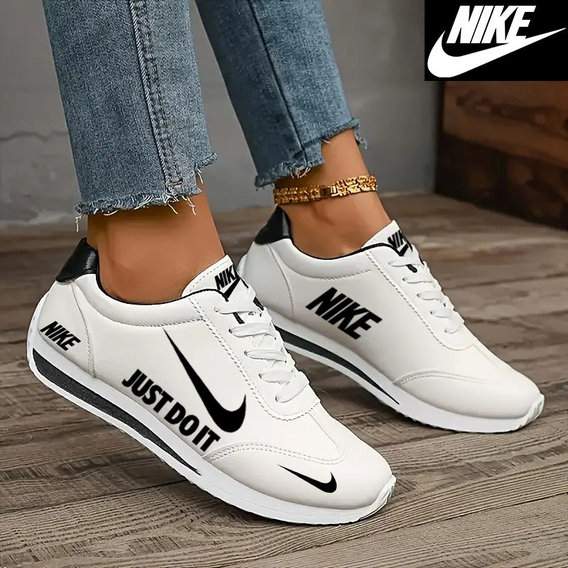 NIKE új, kényelmes női sportcipő