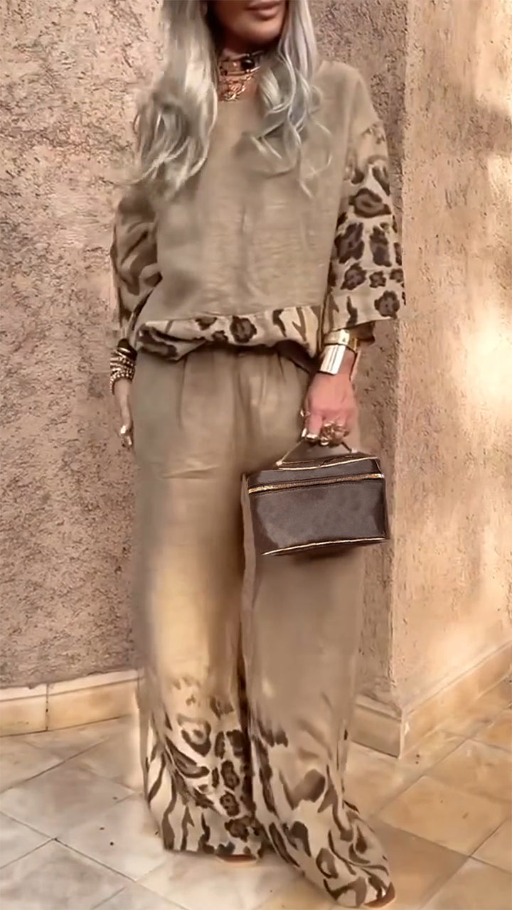 Női lezser pamut és lenvászon kosztüm leopárdmintával és kerek nyakkivágással