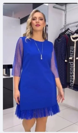 Egy testhezálló ruha oldalsó hasítékokkal és flitteres csipkével