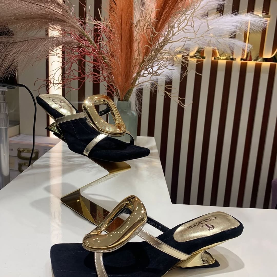 Női nyári, modern szandálok alacsony sarkú, karika stílusú