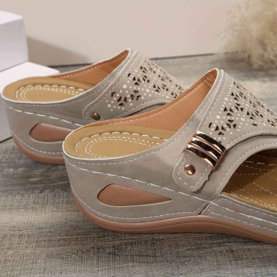 Isaline™ varrott szandálok