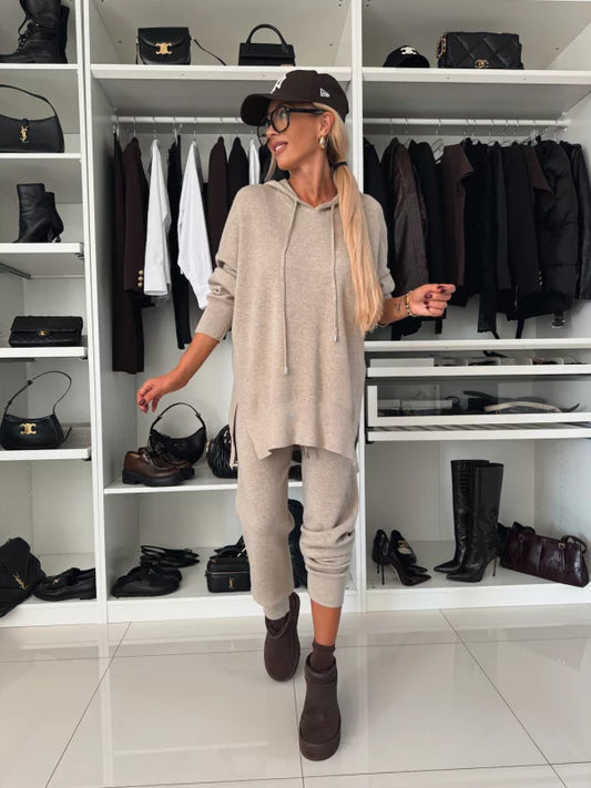 Kétrészes női szett hosszú ujjal, kapucnival és kerek nyakkal