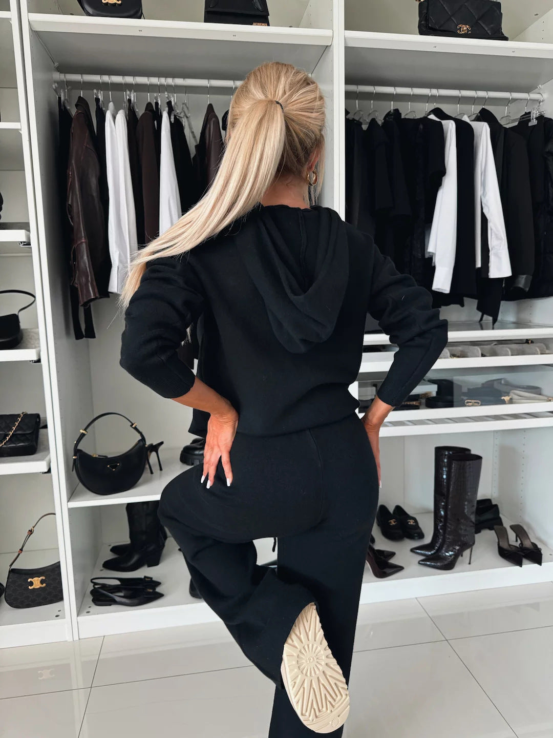 Kétrészes női szett hosszú ujjal, kapucnival és kerek nyakkal