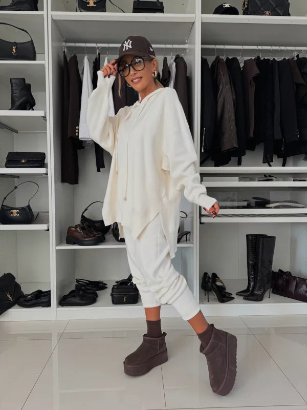 Kétrészes női szett hosszú ujjal, kapucnival és kerek nyakkal