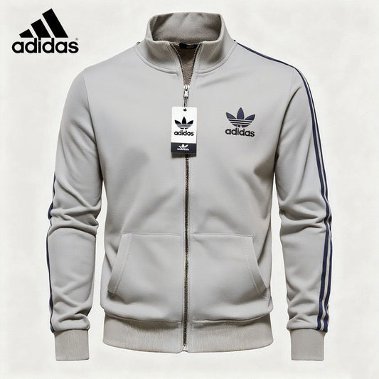 Klasszikus Adidas pulóver állógallérral és cipzárral, a retró stílus és a divat ötvözete.