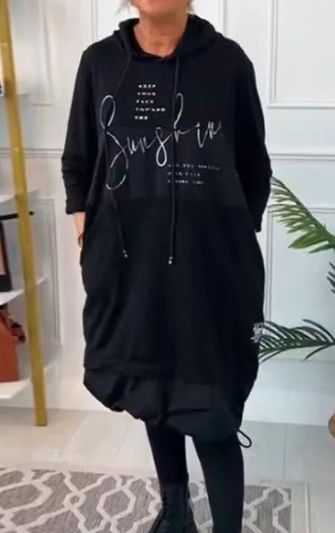 Alkalmi női ruha mintával, kapucnival és zsebekkel