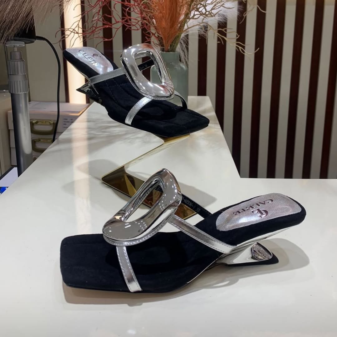 Női nyári, modern szandálok alacsony sarkú, karika stílusú