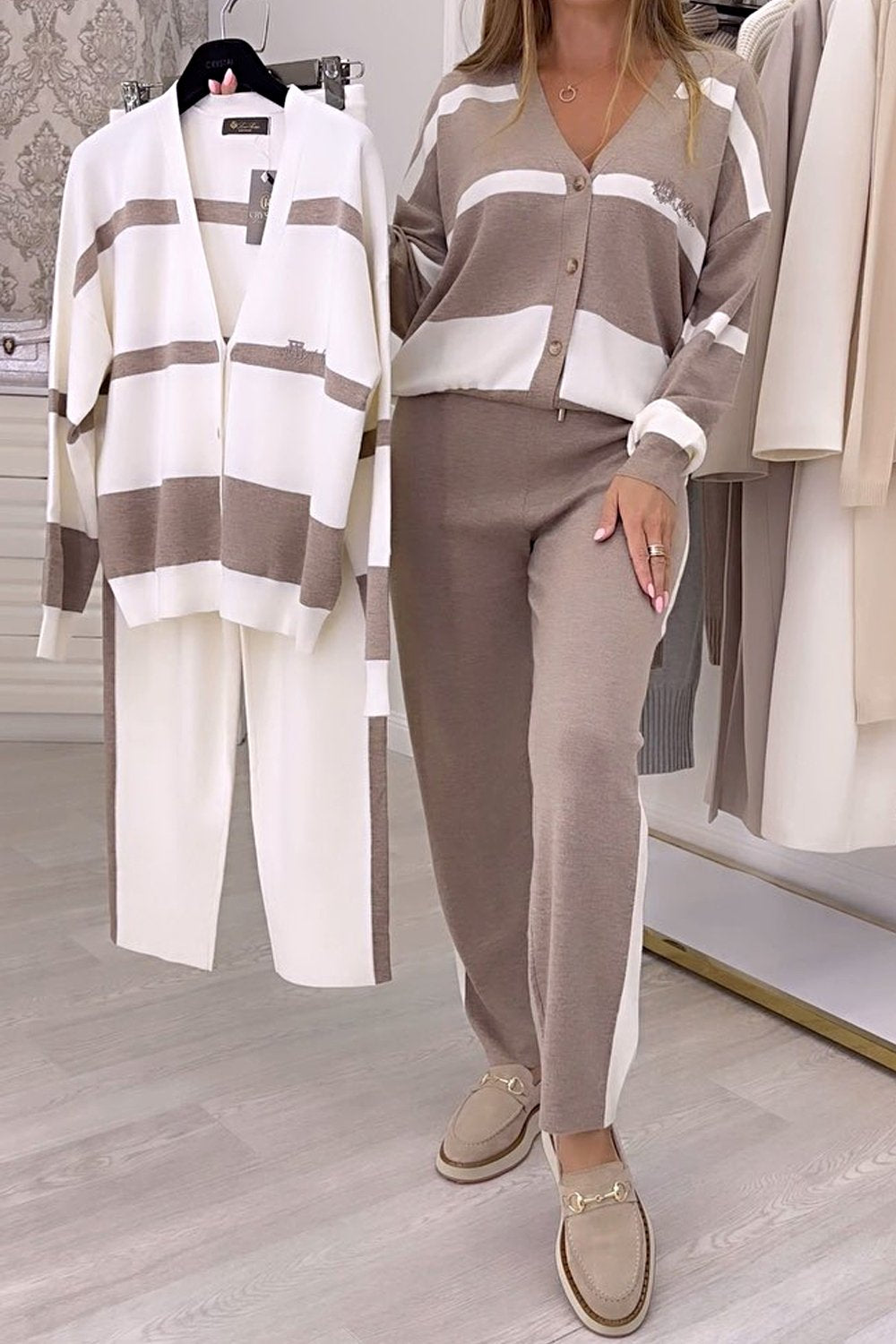 Divatos, kontrasztos színű kötött pulóver, kétrészes szett