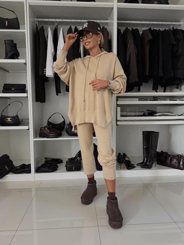 Kétrészes női szett hosszú ujjal, kapucnival és kerek nyakkal