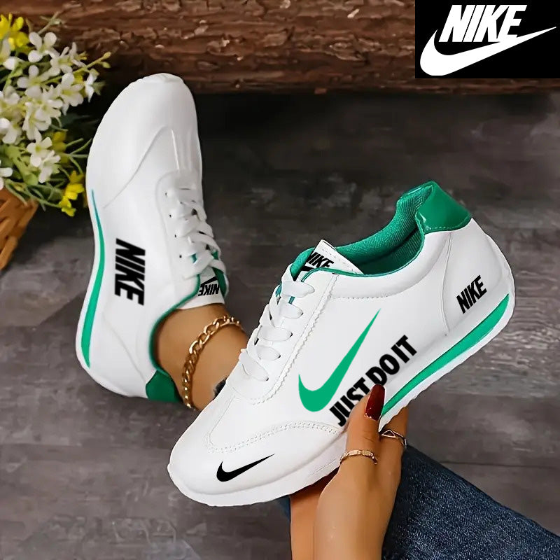 NIKE új, kényelmes női sportcipő