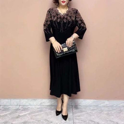 Nemes, elegáns női ruha brokát nyakkivágással