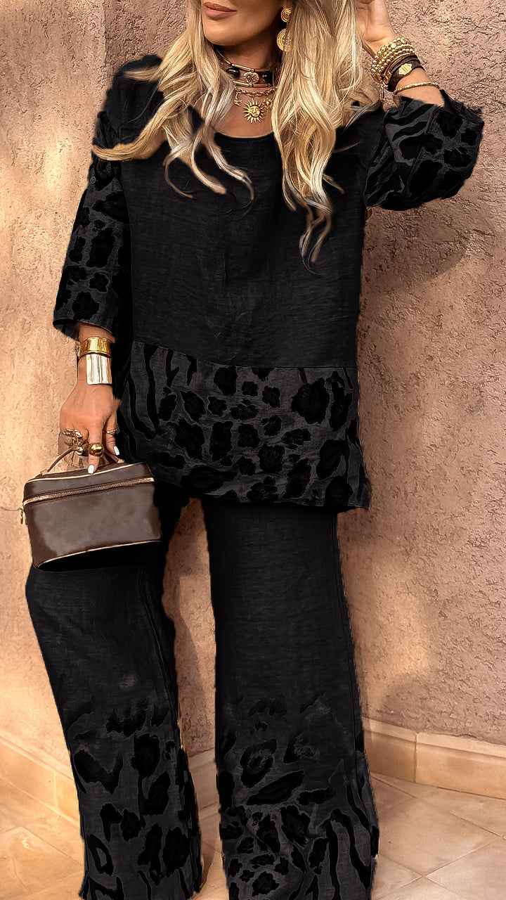 Női lezser pamut és lenvászon kosztüm leopárdmintával és kerek nyakkivágással
