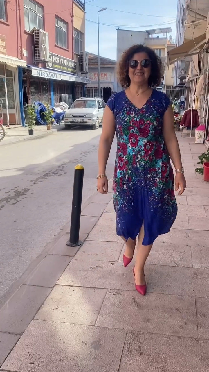 Nyomtatott V-nyakú ruha 2025