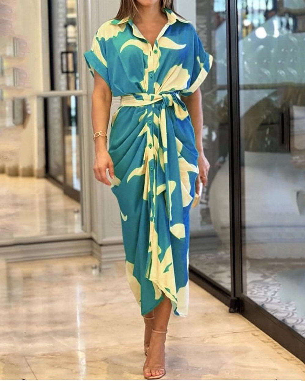 Rövid ujjú hajtóka egysoros, magas derekú ruha