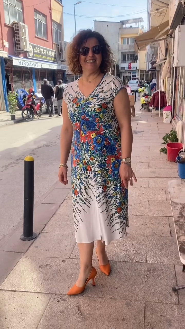 Nyomtatott V-nyakú ruha 2025