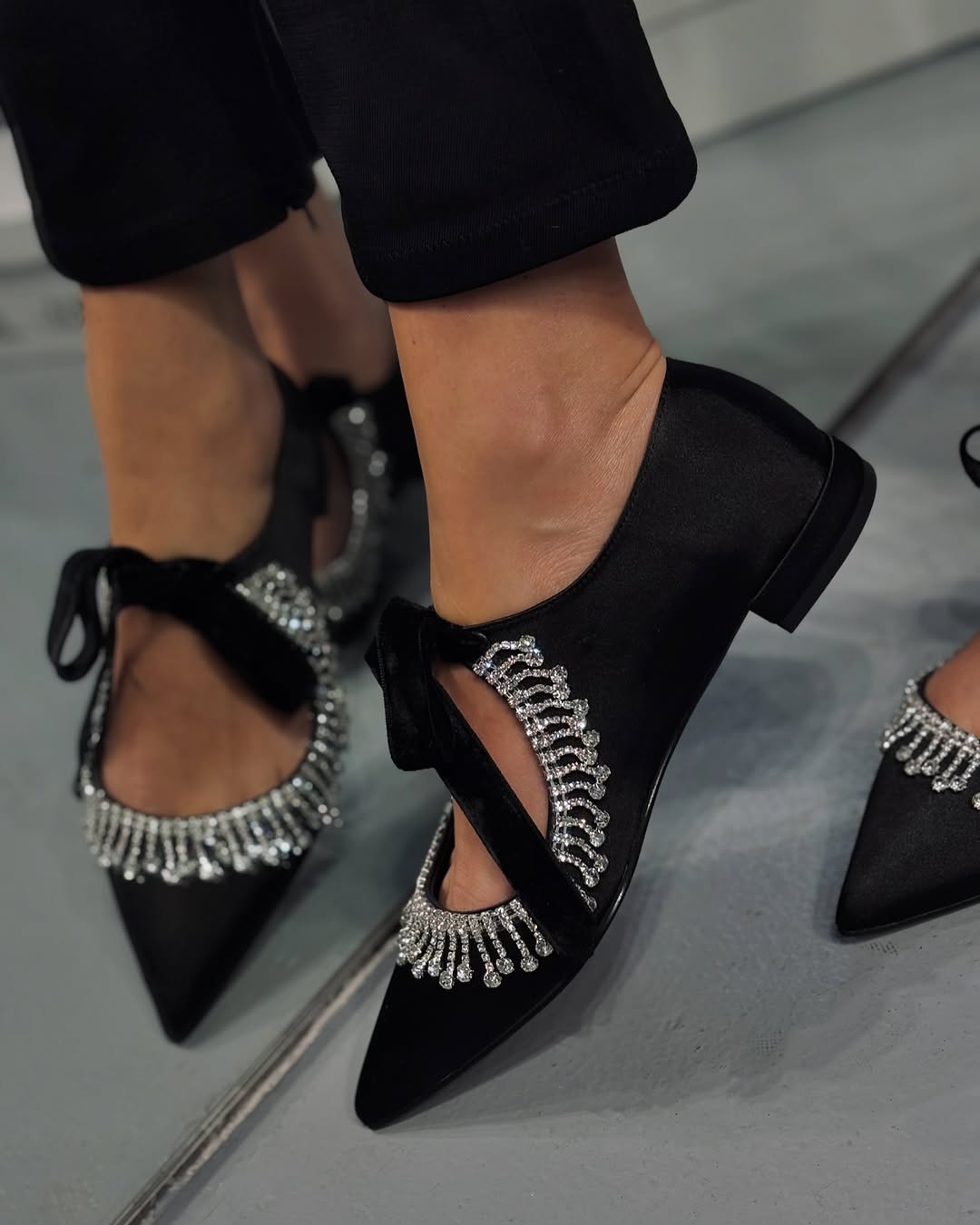 Ploni žemi bateliai, dekoruoti deimantais