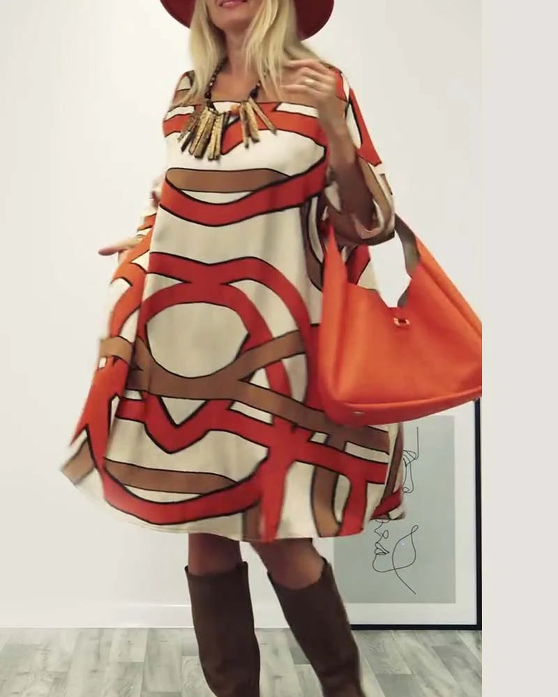 A ruha kerek nyakkivágással van nyomva