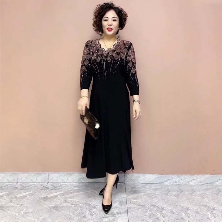 Nemes, elegáns női ruha brokát nyakkivágással