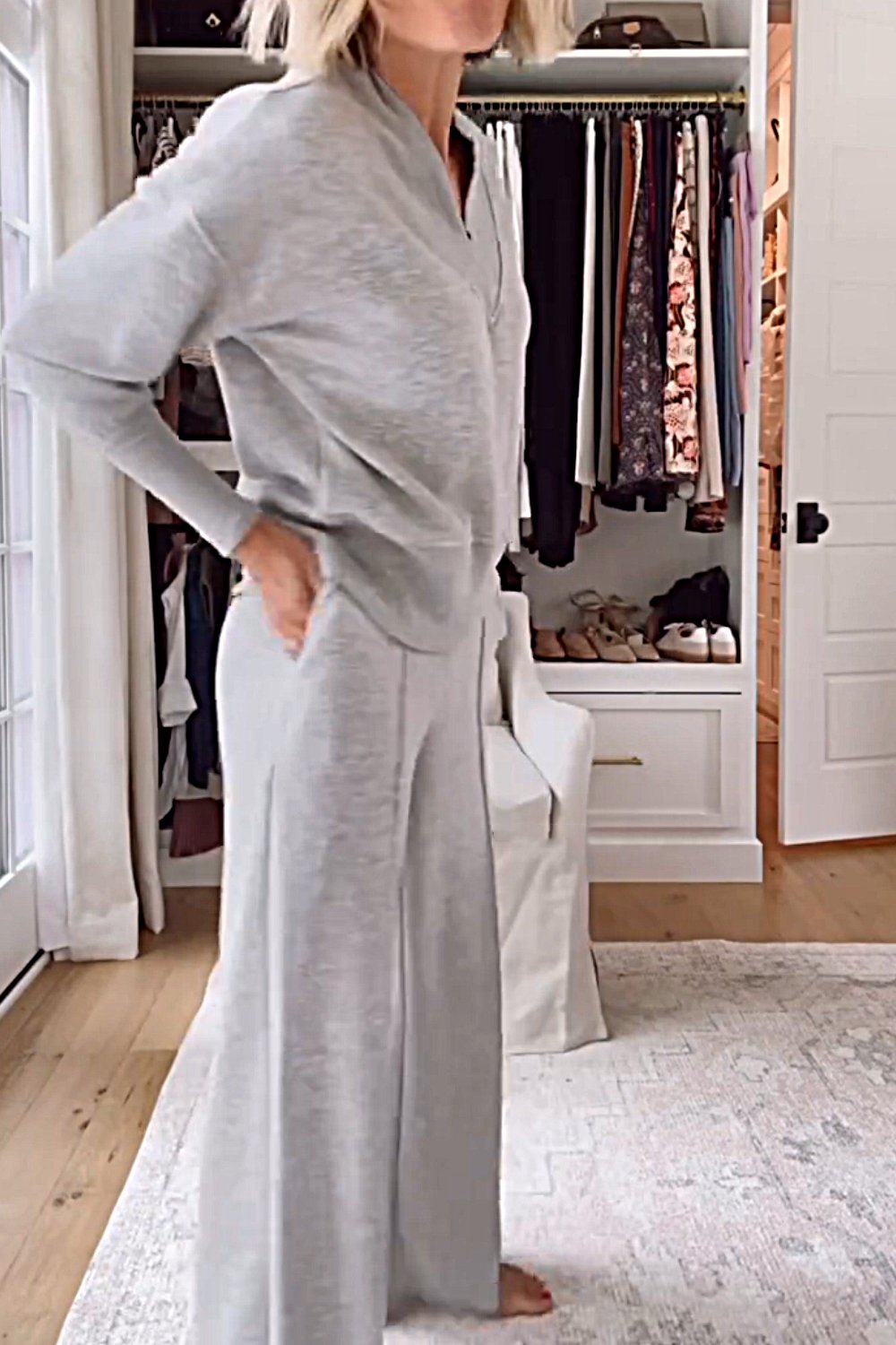 Női egyszínű V-nyakú kétrészes felső és nadrág szett