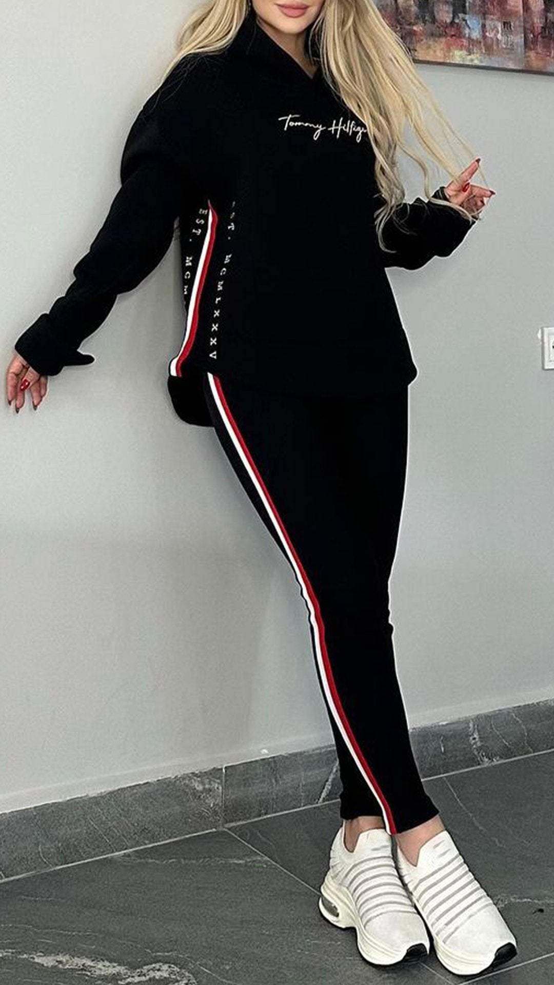 Csíkos alkalmi öltöny nőknek hosszú ujjal és kapucnival