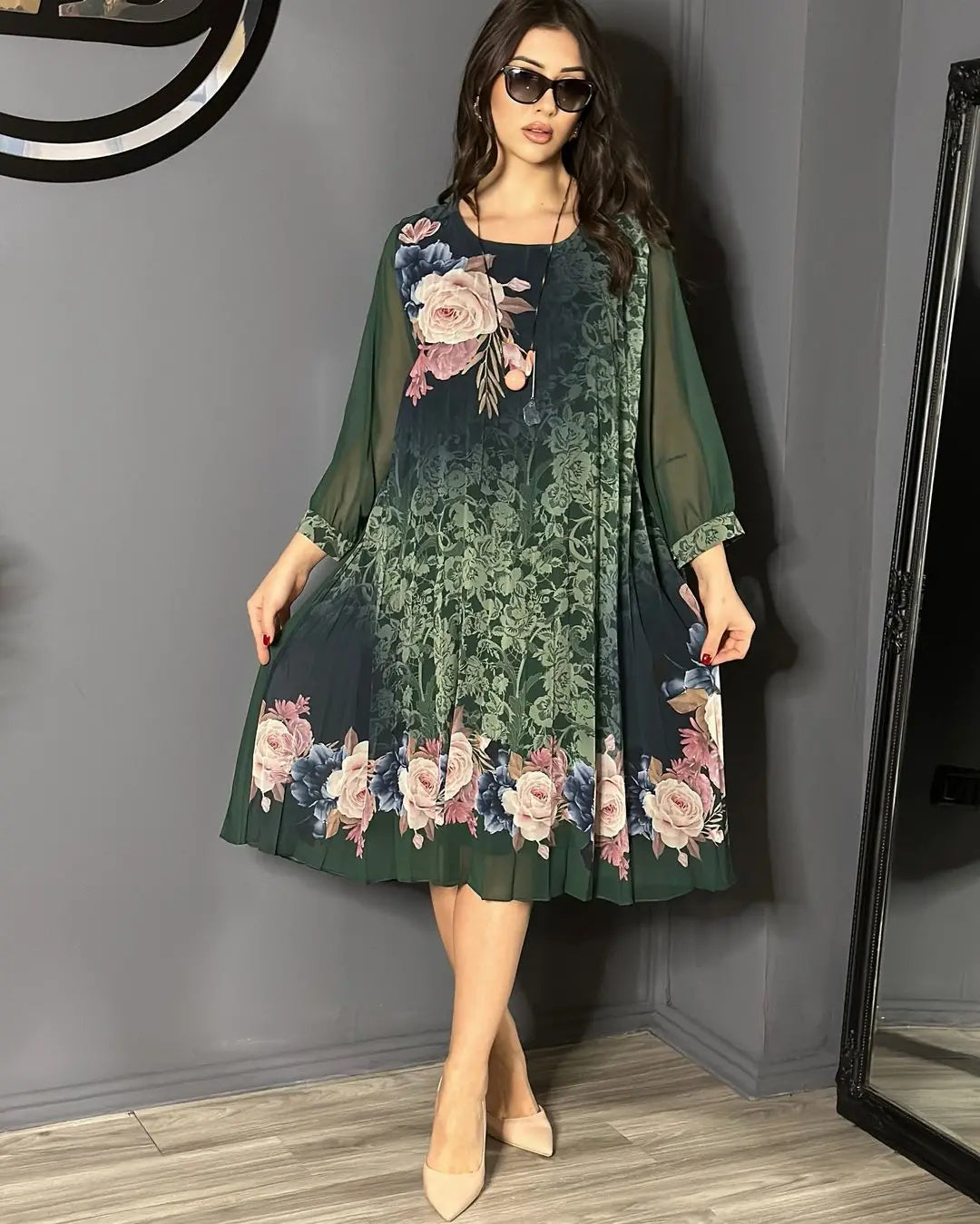 Tüllmintás ruha rózsákkal