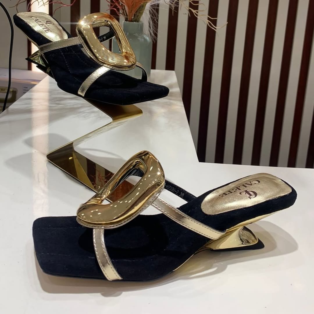 Női nyári, modern szandálok alacsony sarkú, karika stílusú