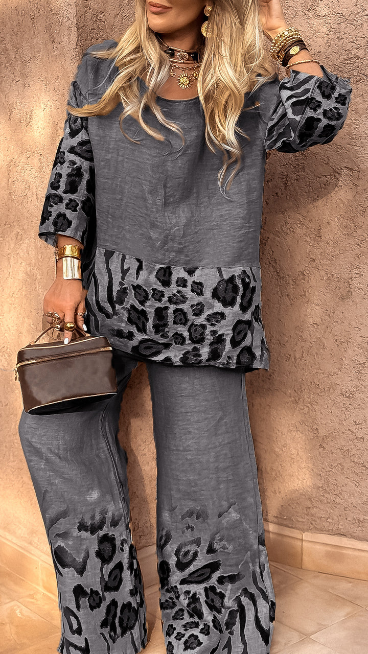 Női lezser pamut és lenvászon kosztüm leopárdmintával és kerek nyakkivágással