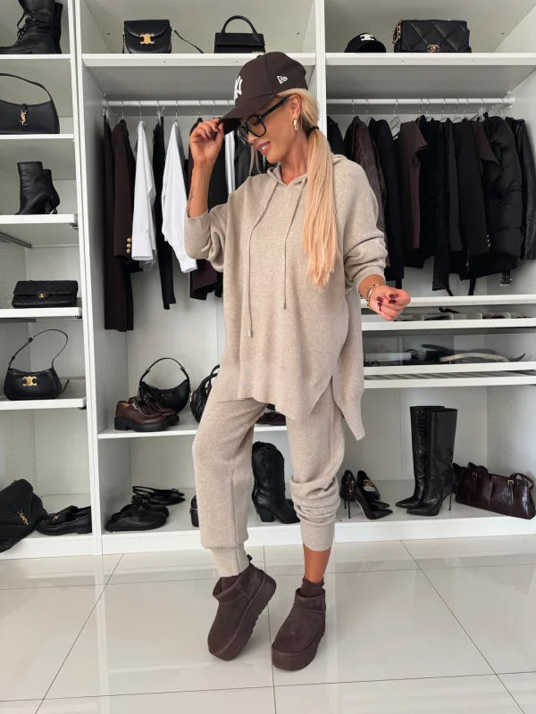 Kétrészes női szett hosszú ujjal, kapucnival és kerek nyakkal