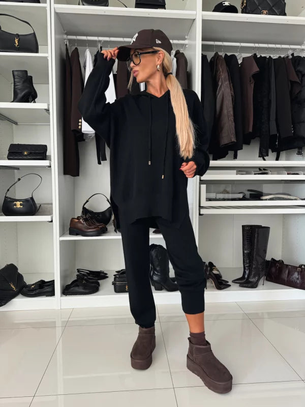 Kétrészes női szett hosszú ujjal, kapucnival és kerek nyakkal