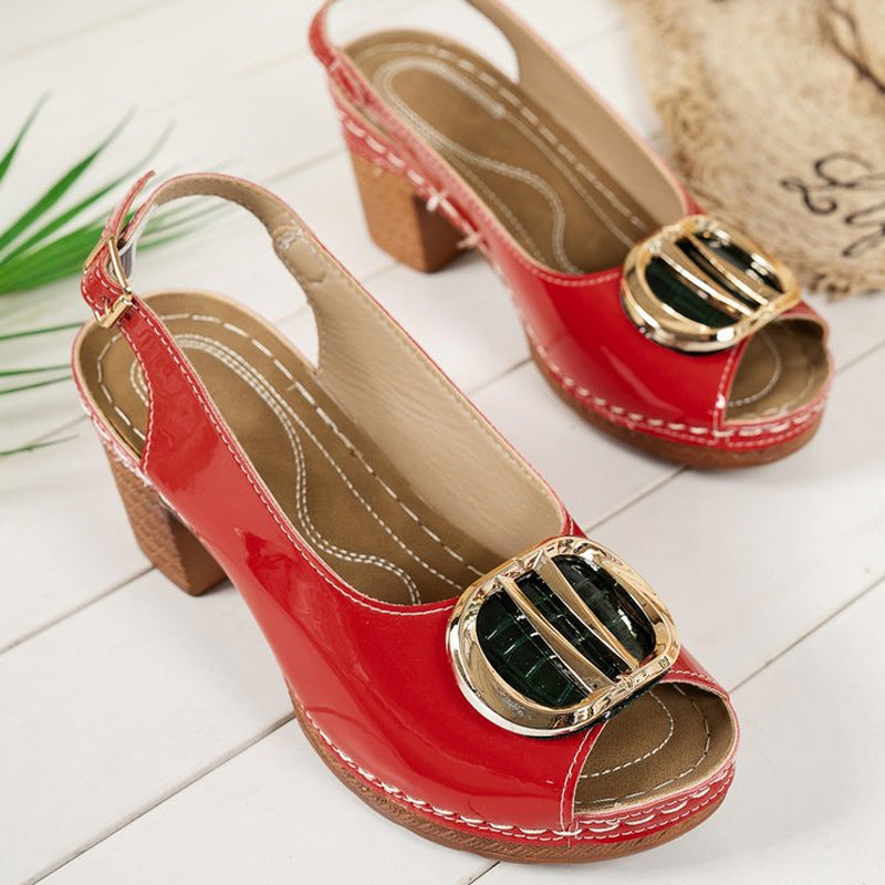 Középmagas sarkú, nyitott orrú szandál fém csattal