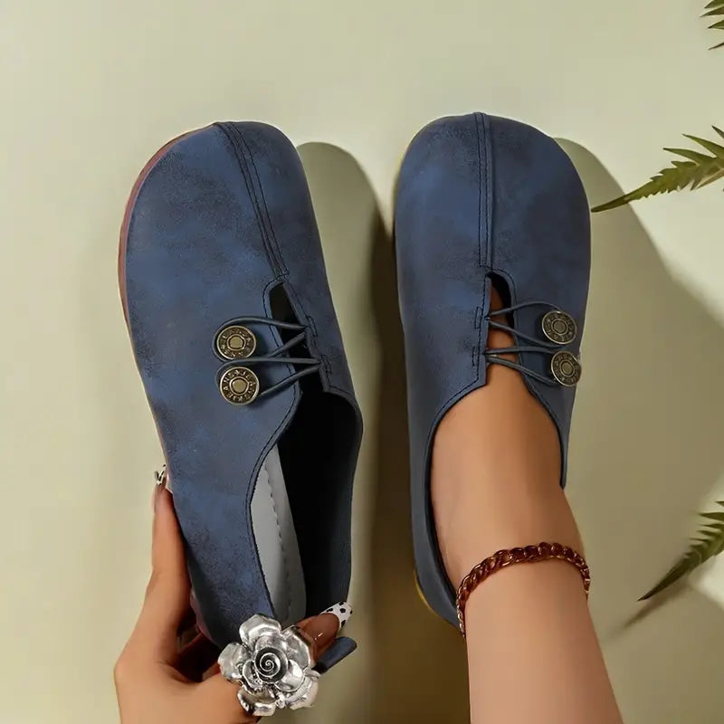 Elegáns női lapos cipő puha talppal, kerek orrral és csattal