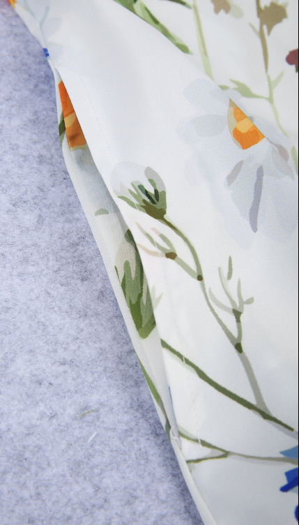 Sárga és kék virágos rövid ujjú és fehér pliszírozott midi ruha