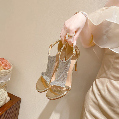 Elegáns magassarkú, csillogó díszítéssel