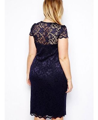 Szexi csipkeruha rövid és díszített ujjakkal