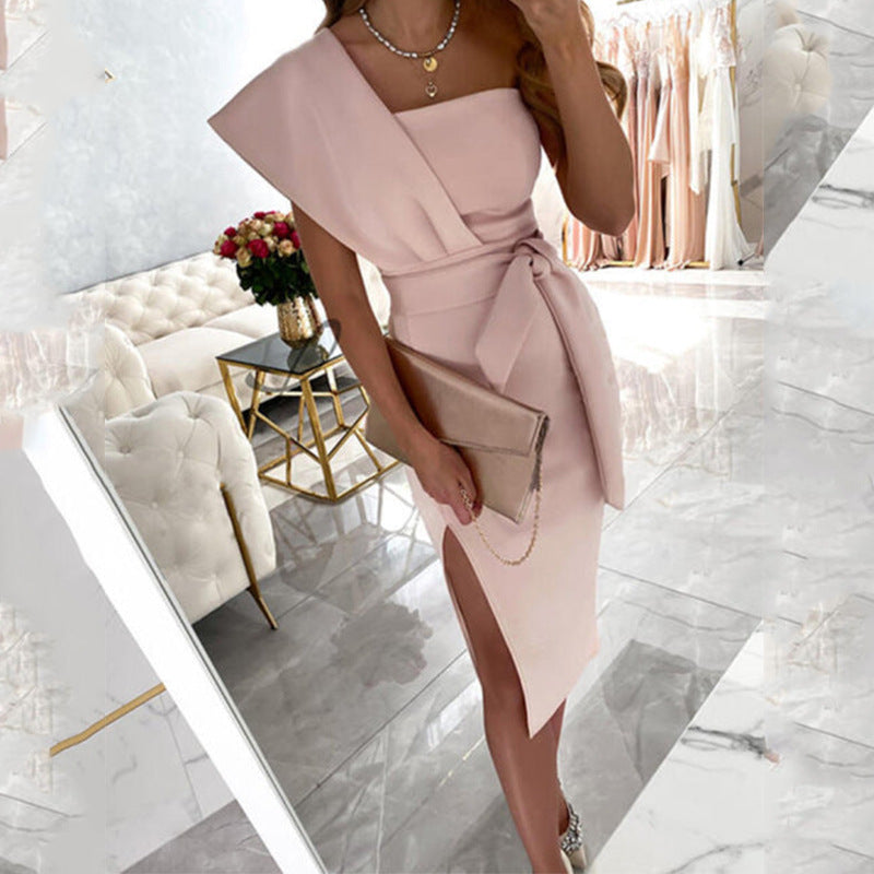 Ferde vállú derékközépig középhosszú egyszínű ruha