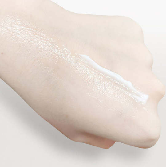 KIÁRUSÍTÁS-kezelés Hidratáló Essence szemkörnyékápoló krém