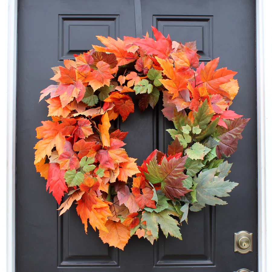 28-PALČNI VENEC ZA SPREDNJA VRATA IZ ORANŽNEGA IN ZELENEGA OMBRE JAVORJEVEGA LISTA