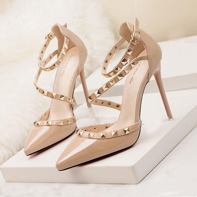 Női hegyes orrú szandál tűsarkúval és szegecses menyasszonyi cipővel bulikra💞