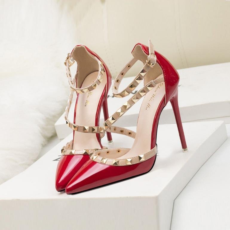 Női hegyes orrú szandál tűsarkúval és szegecses menyasszonyi cipővel bulikra💞